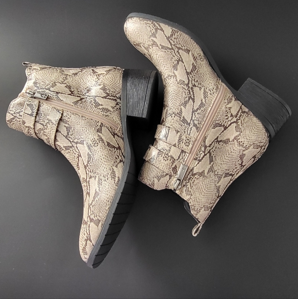 Kenneth Cole Reaction Women's Snake skin Pattern Ankle Boots - Sand/ Tau8Med. US